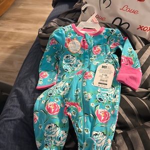 selling this onesie for a baby girl. It is size 0 to 3 months it is brand new